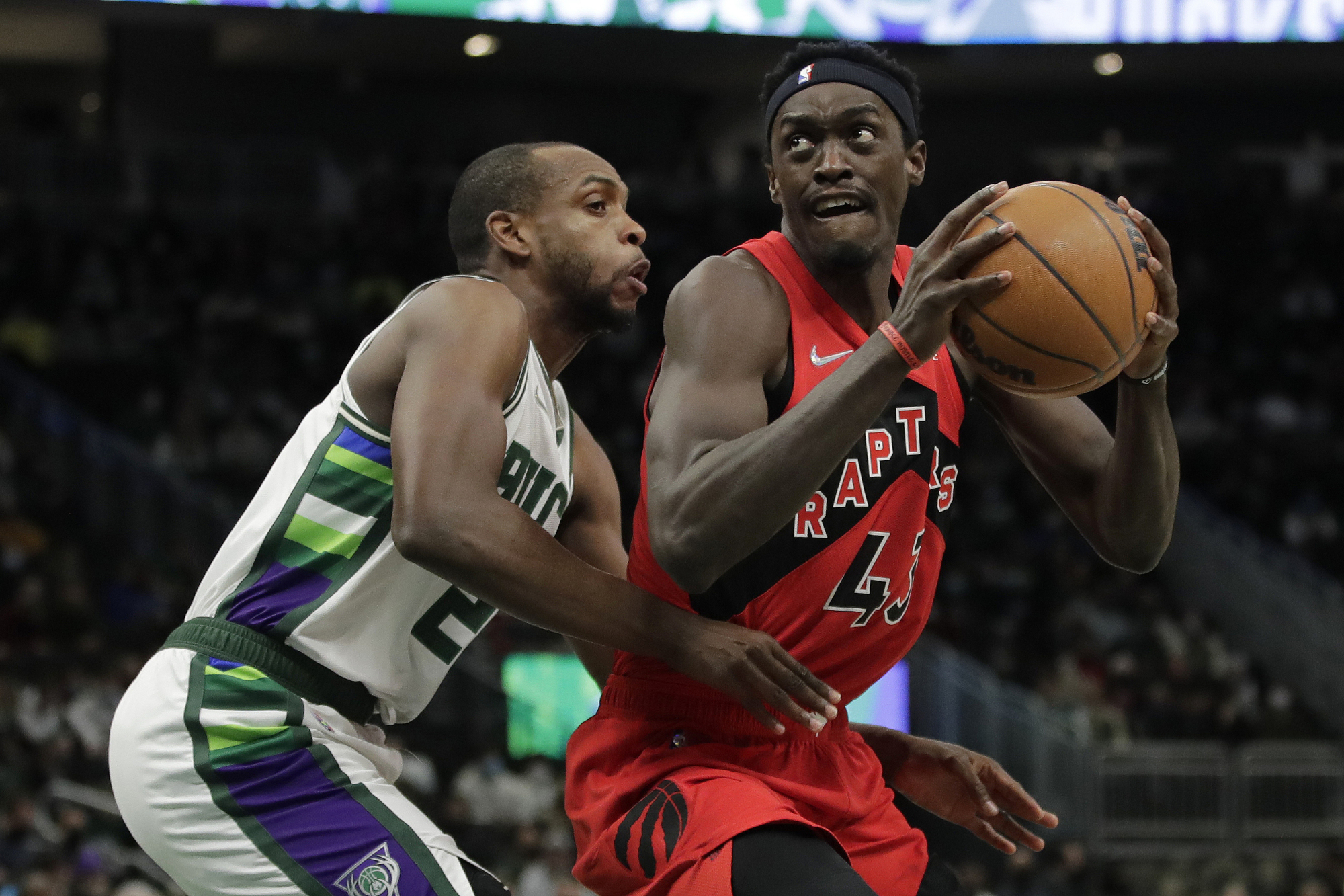 上海队险胜山西队，西亚卡姆惊艳四座