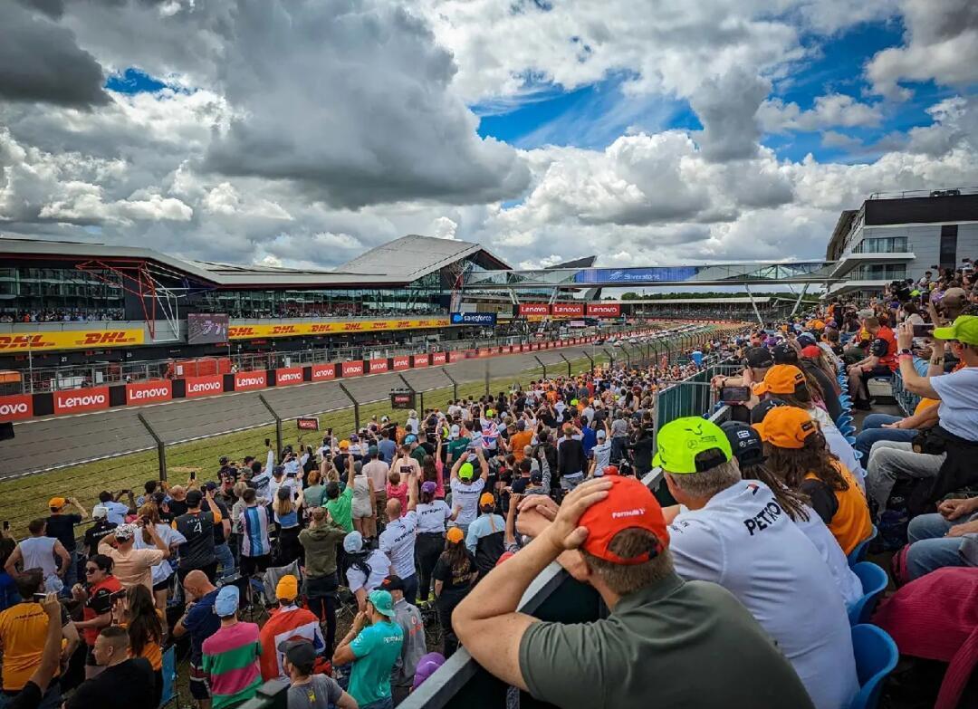 哈斯车队险胜法拉利，塞恩斯点燃赛场