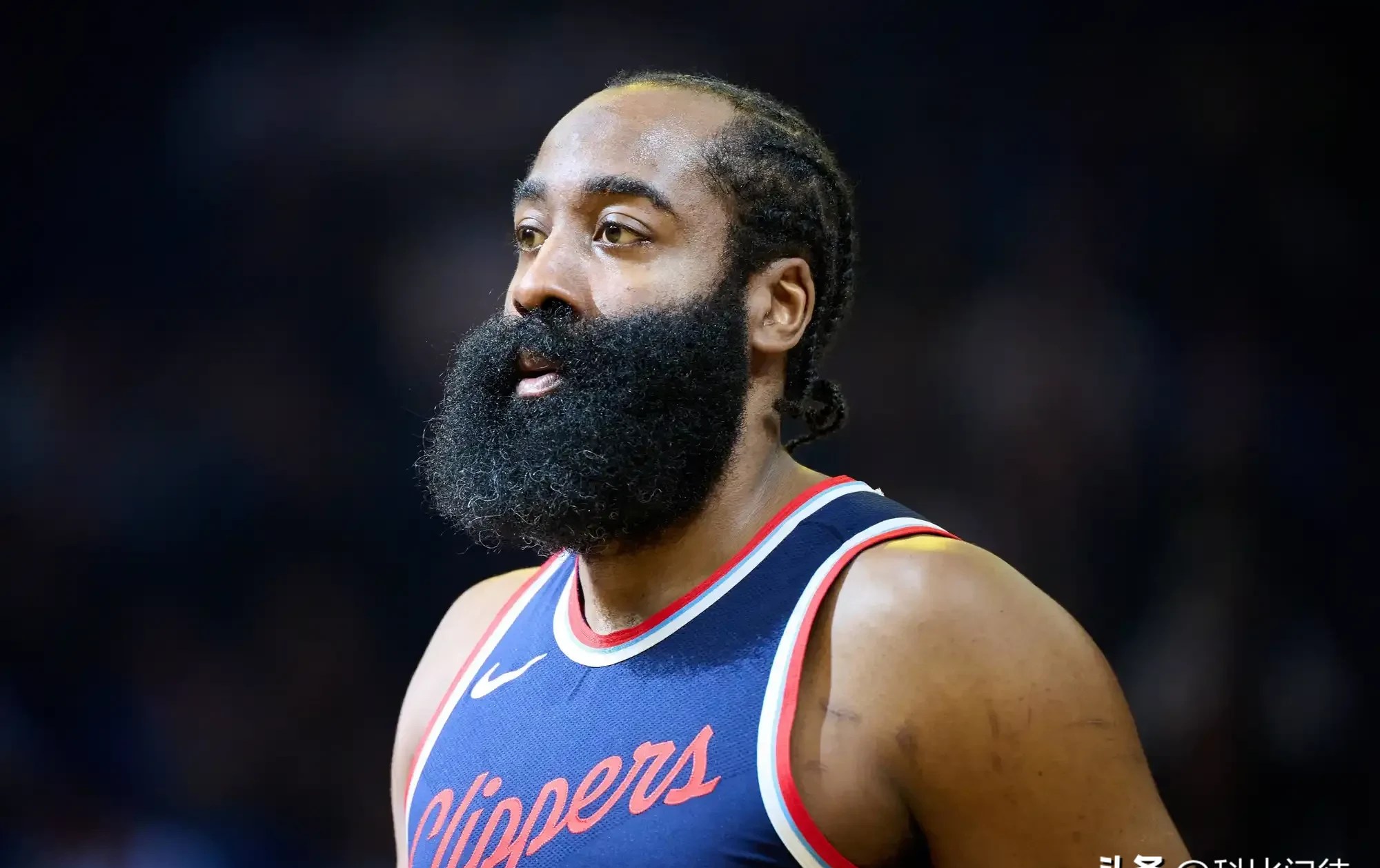 76人鏖战上海队,伦纳德统治全场 76人鏖战上海队,伦纳德统治全场