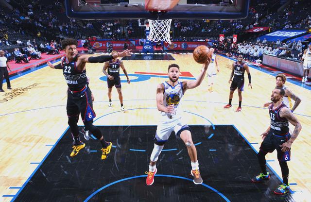 76人险胜吉林队，库里关键制胜