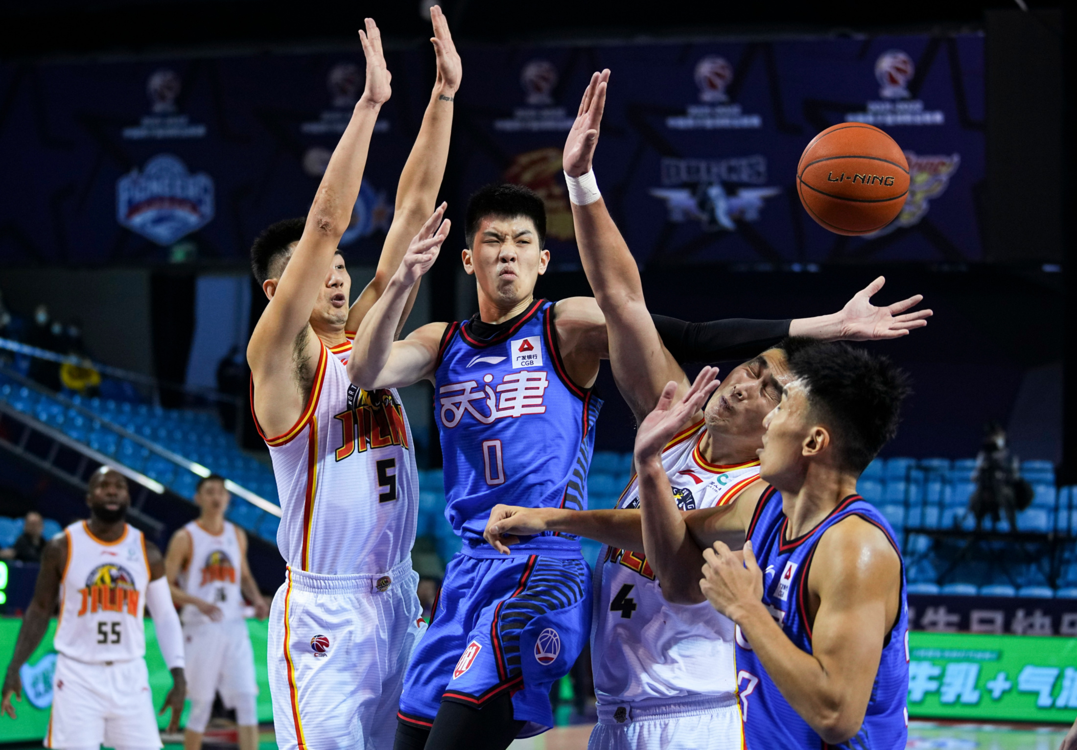 福建队轻取雄鹿，王哲林扛起全队