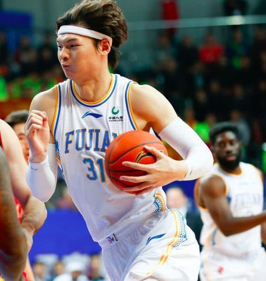 福建队轻取雄鹿，王哲林扛起全队