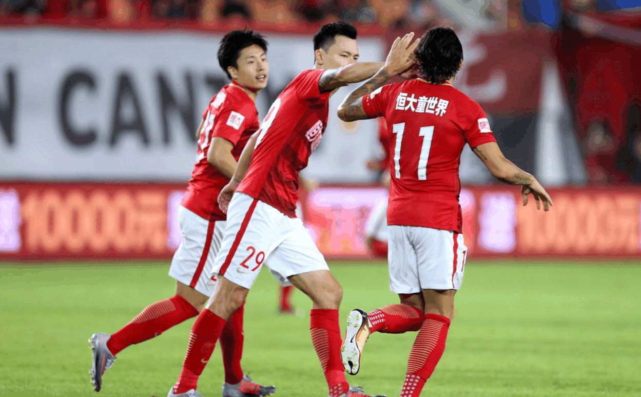 防守禁区手球判罚，曼联点球命中暂时领先皇马