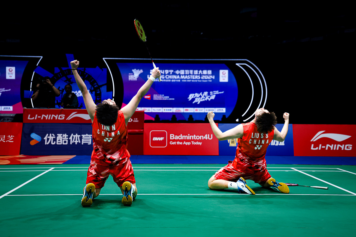 中国羽毛球队碾压英格兰羽毛球队，林丹统治全场