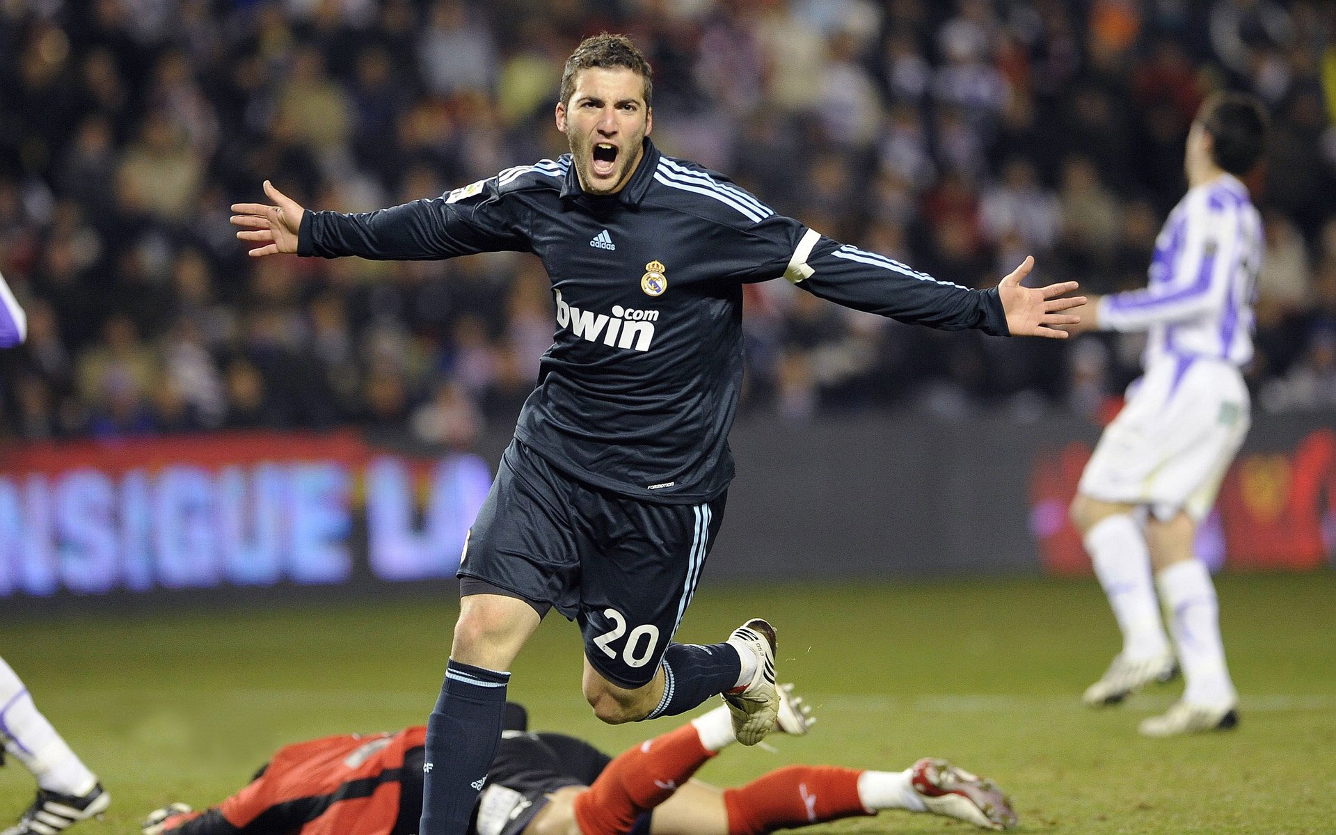 当锡安撞上德甲争冠夜，一场跨越时空的体育狂想曲