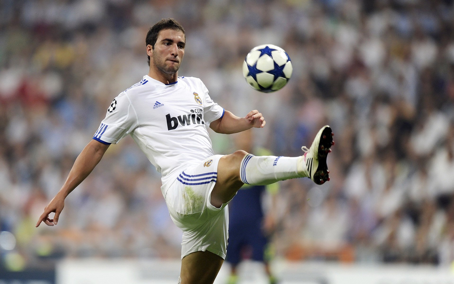 开云体育入口-欧冠决赛之夜，巴斯托尼持续制造杀伤，蓝黑军团的隐形利刃